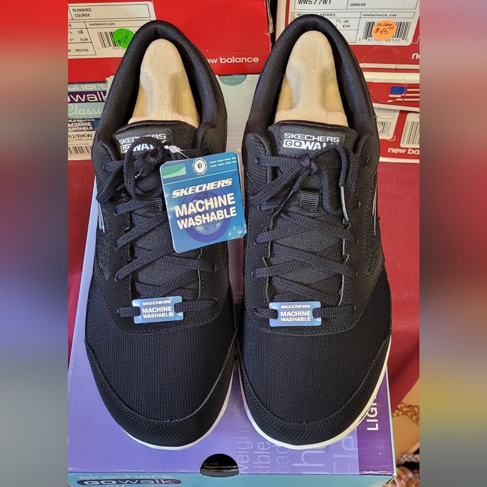 Skechers Go Walk Classic... Size 10....NEW